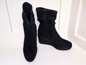 Black suede boots, Elegante Dronfield