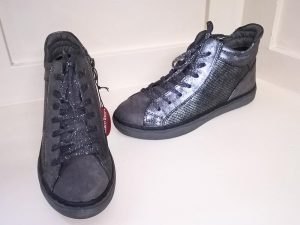 Grey Converse, Elegante Dronfield