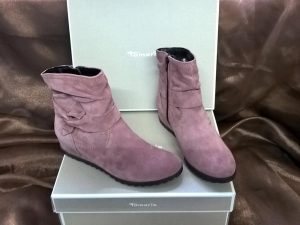 Mauve Boots, Elegante Dronfield